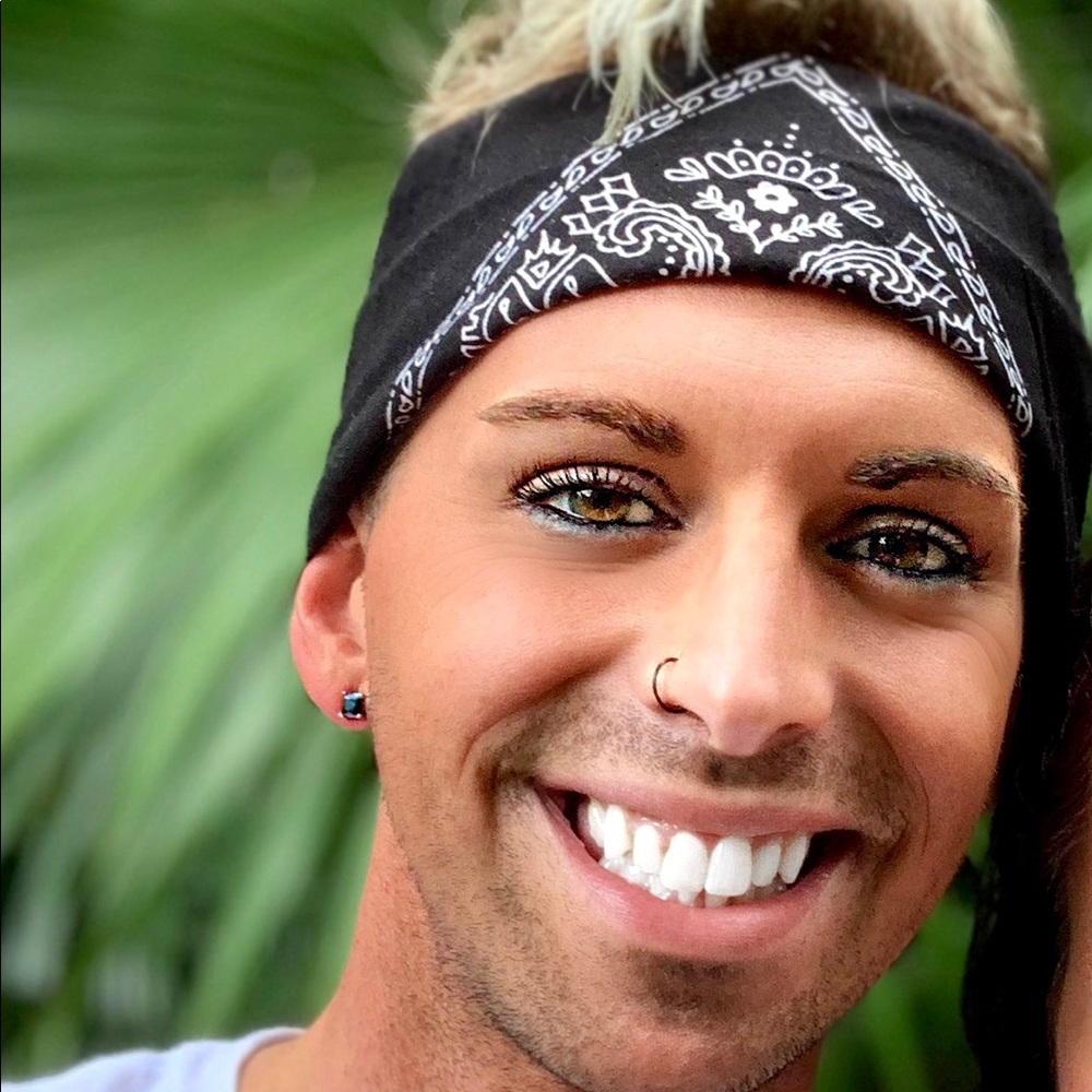 Meet your Posher, Devin! 29*Hairstylist*FreeSpirit